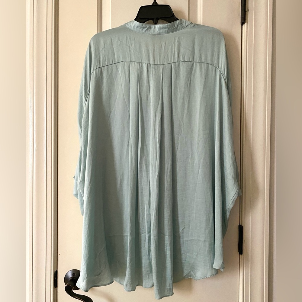 Pale aqua silky oversized blouse polyester & light as air with a gorgeous flow - Picture 4 of 4